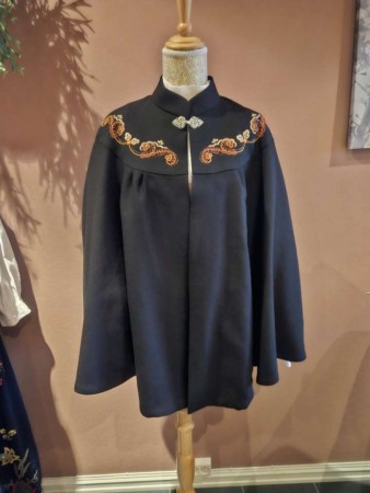 Cape til Sererbrandt brodert