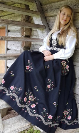 Lundeby Bunad med skjorte, veske og hårbøyle