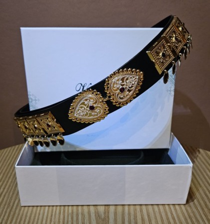 Sølvbelte, Hardanger, Hjertespenne med rød stein, Vossasylv