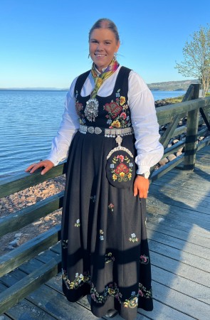 Gudbrandsdalen festdrakt. Sart eller blå