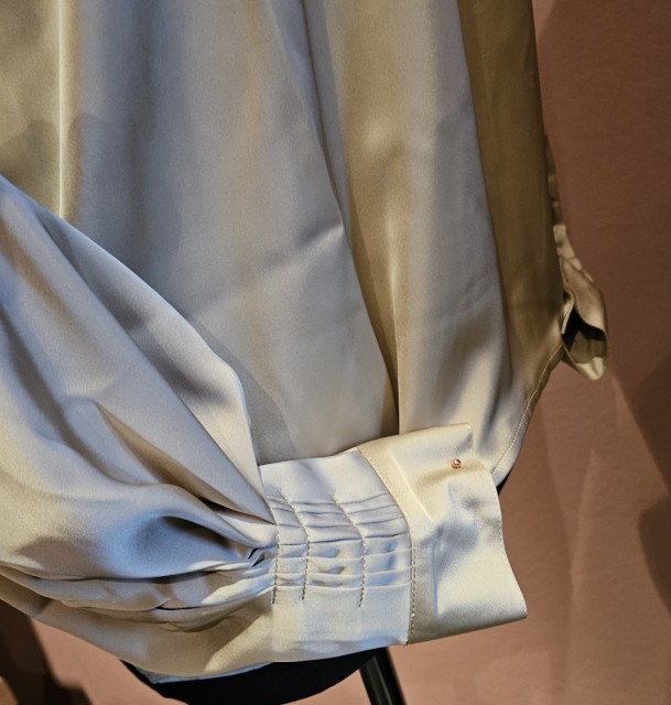 Silkeskjorte, Design Tones Bunadstue, detalj mansjett