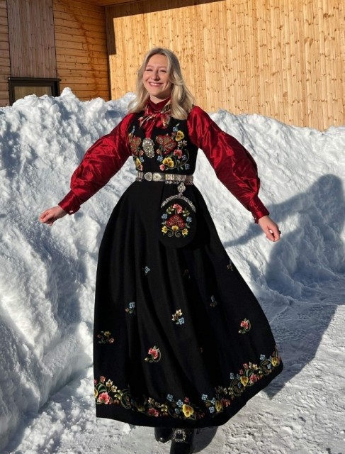 Bunadskjorte med farge gir bunaden et løft og fremhever fargen i broderi