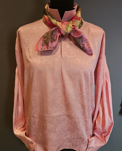 Rosa silkeskjorte, design Tones Bunadstue