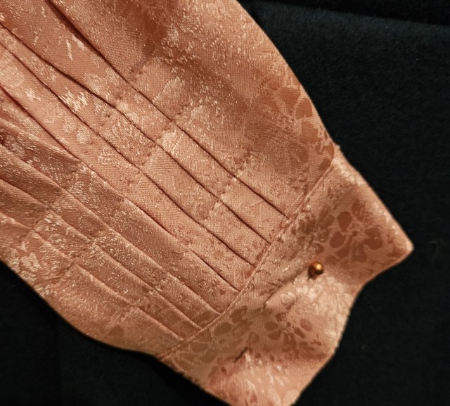 Rosa silkeskjorte, design Tones Bunadstue, mansjett detalj
