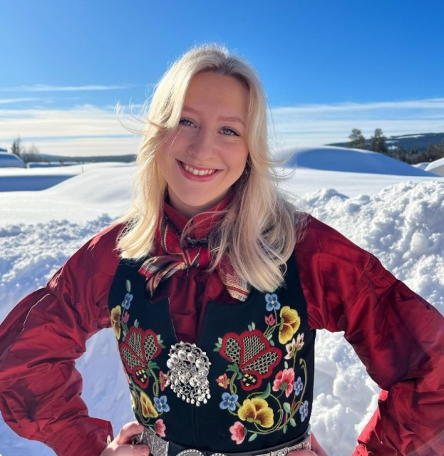 Bunadskjorte i silke, passer perfekt til bla Gudbrandsdalen festdrakt